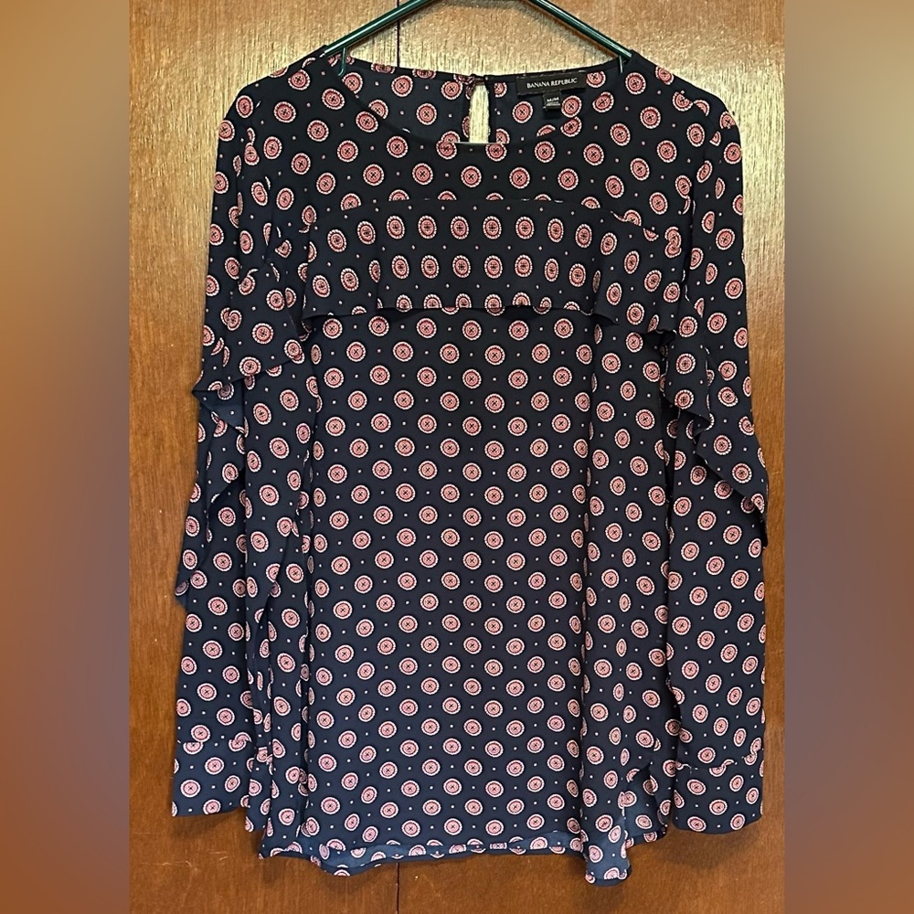 ✅ 3 for $25 - Banana Republic Navy Blue and Red Patterned Blouse with ruffle - Picture 5 of 11